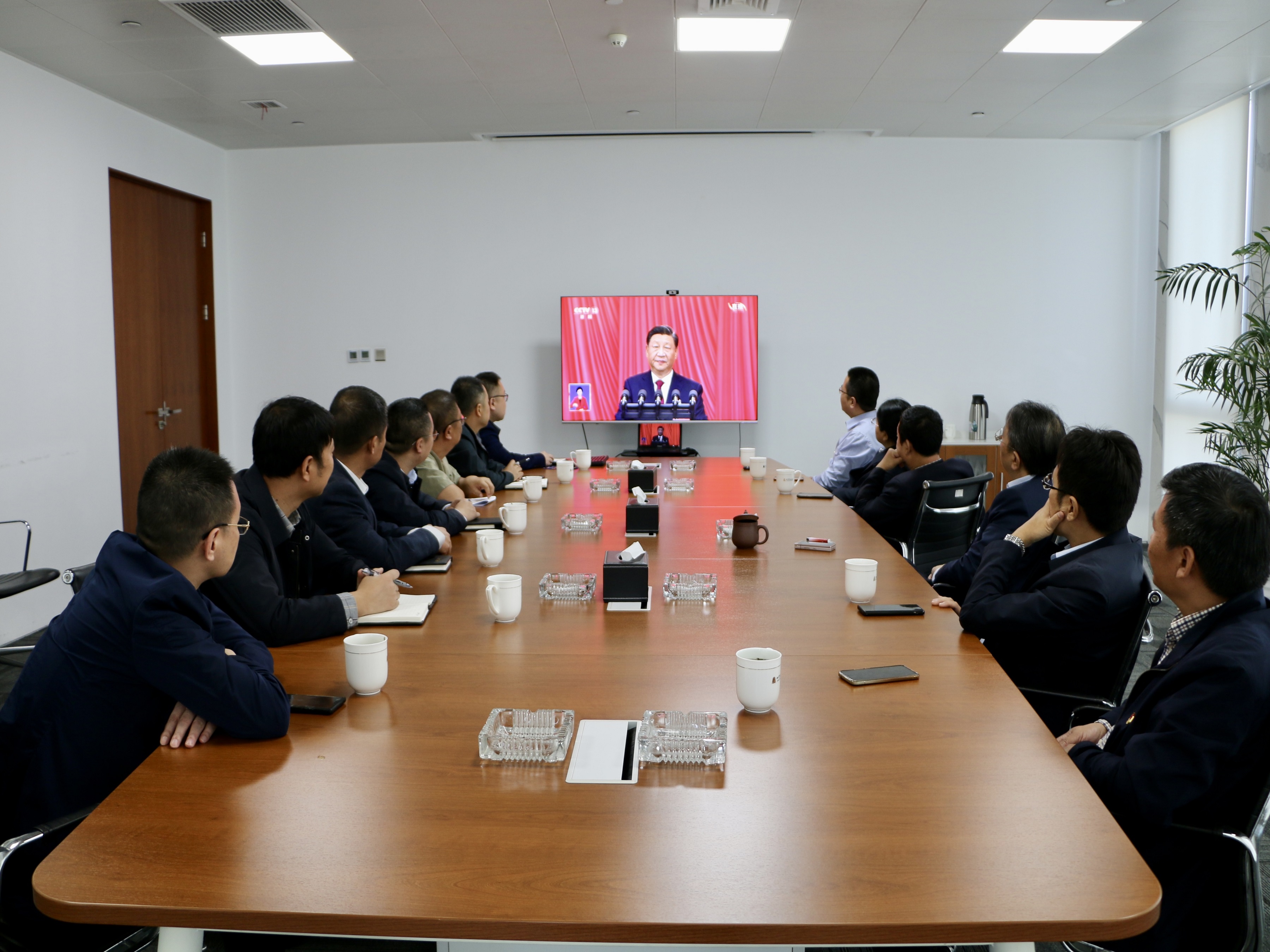 图1-2、第一分公司收看二十大开幕会.jpg