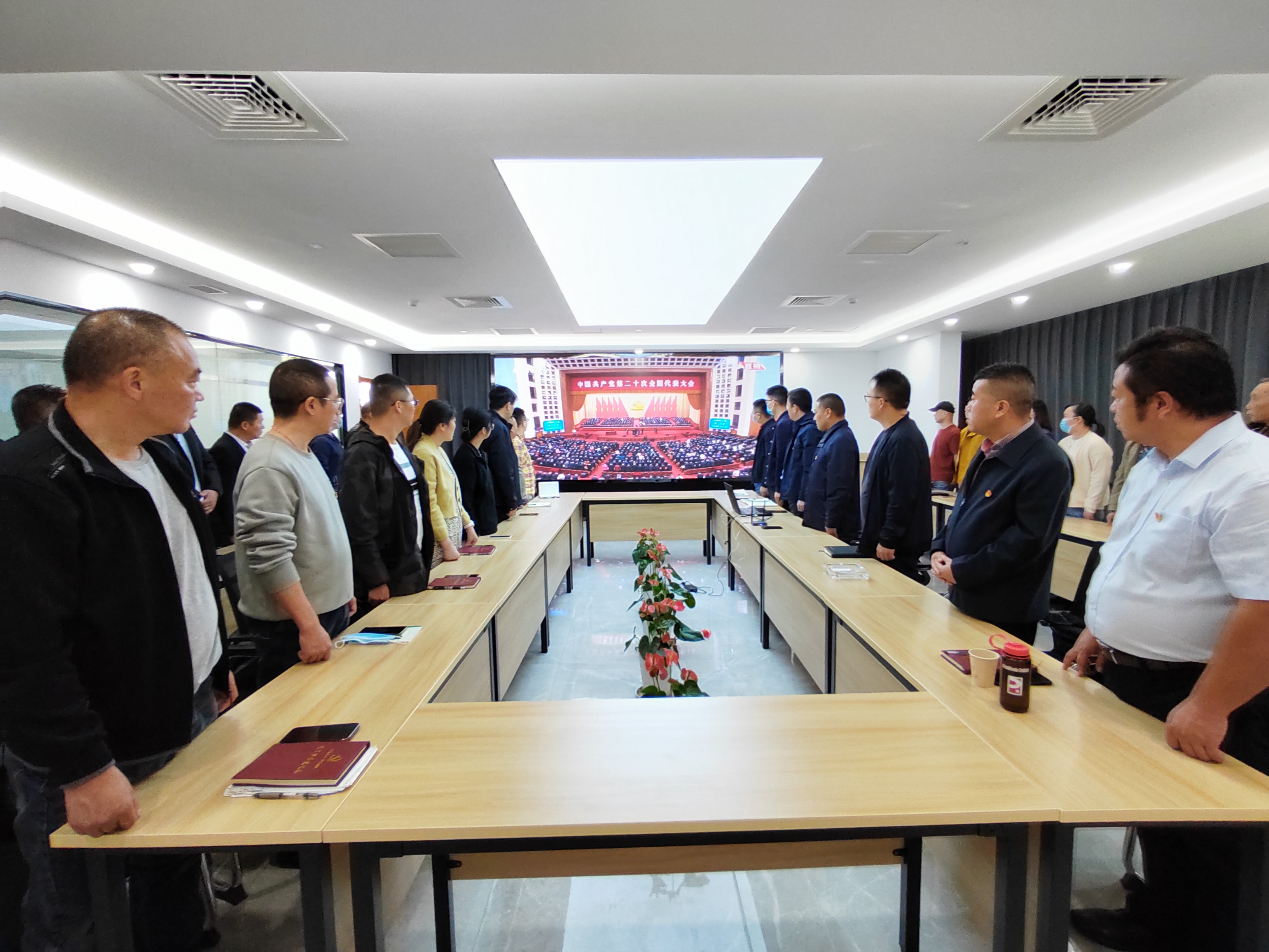 图1-4、设备安装处收看二十大开幕会.jpg