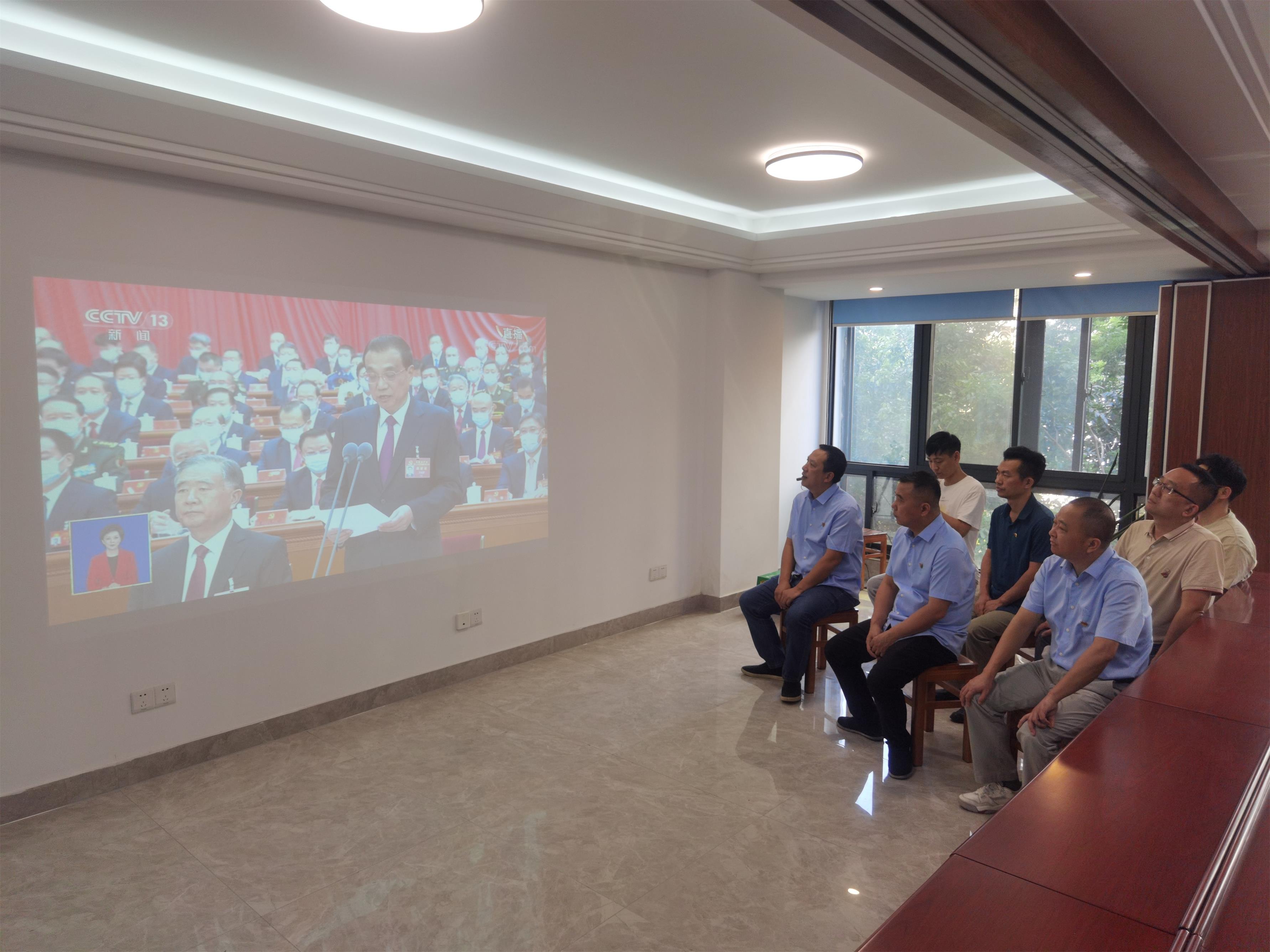 图1-7、海南分公司收看二十大开幕会.jpg
