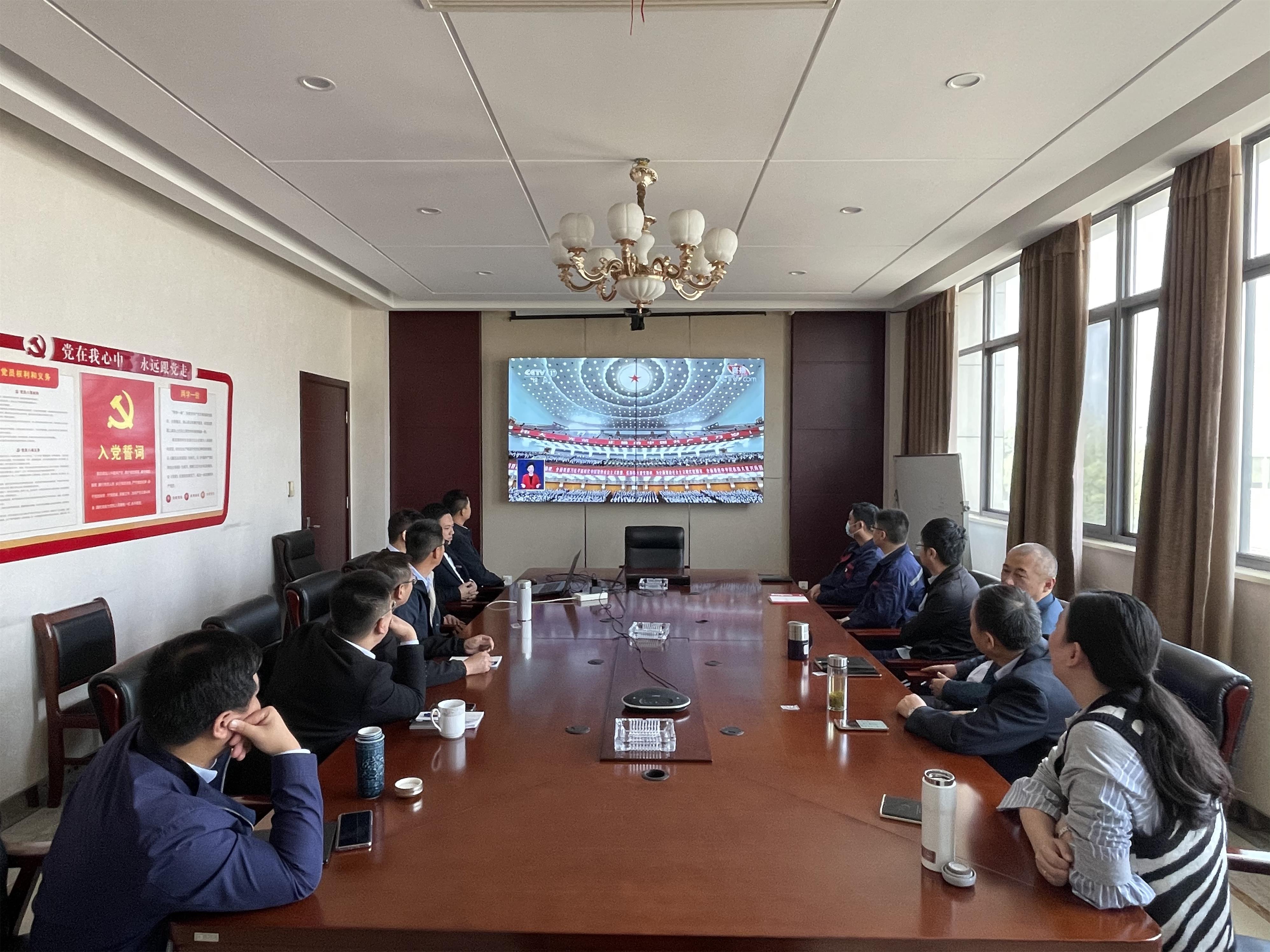 图1-8、钢结构分公司收看二十大开幕会.jpg