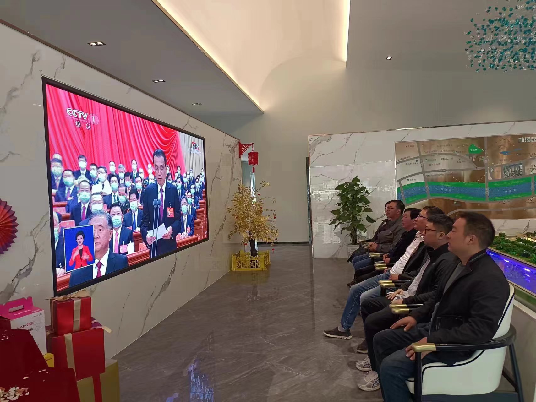 图1-19、同创房产公司收看二十大开幕会.jpg