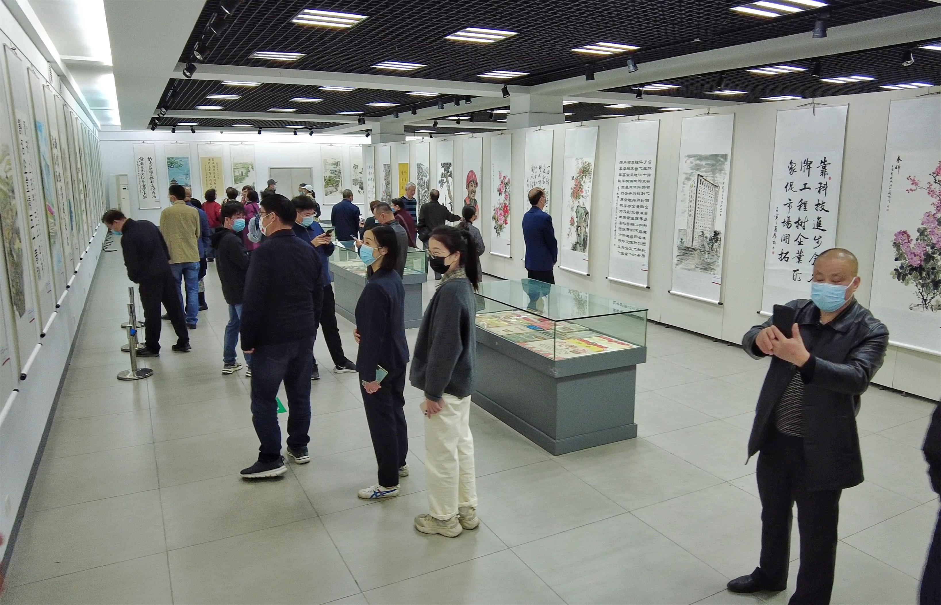 图1-2、展览现场.jpg