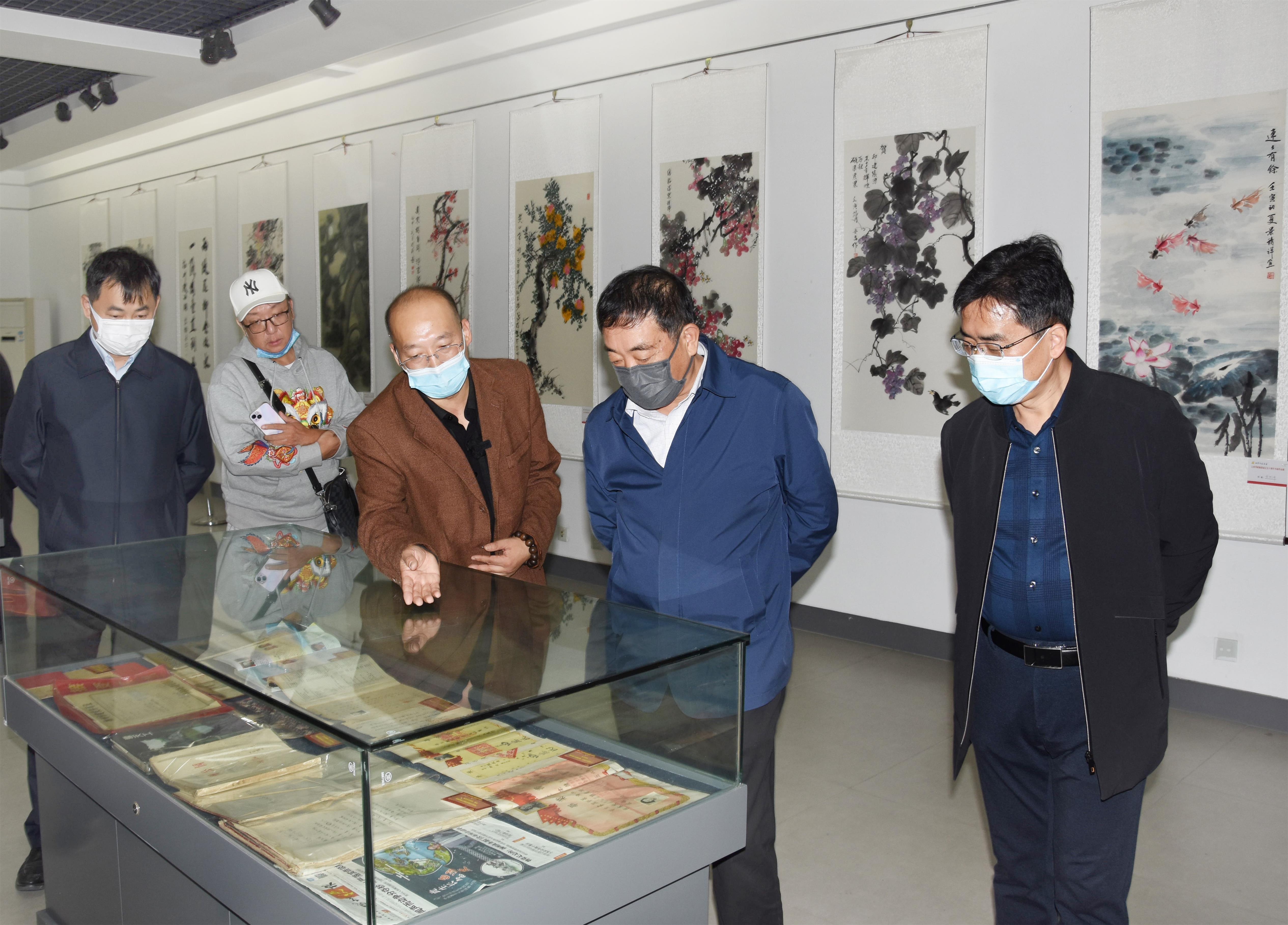 图1-3、参观收藏品.jpg